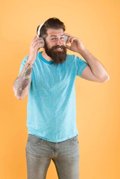 Libertad Que Inalámbrico Ofrece Incomparable Hipster Feliz Usando Auriculares Inalámbricos — Foto de Stock