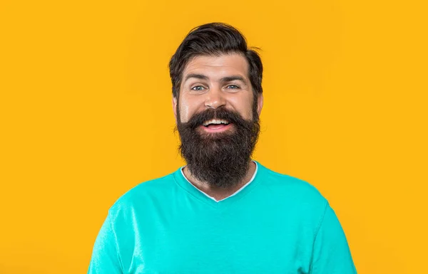 Счастливый Бородатый Человек Изолированный Желтом Бородатый Мужчина Студии Бородатый Человек — стоковое фото