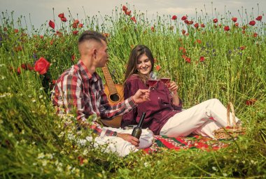 Kız ve erkek sahada. Romantik çift randevularında haşhaş çiçekleriyle şarap içerler. Aile yaz tatili. Mutlu bir adam ve aşık bir kadın bahar havasının tadını çıkarırlar. Mutlu ilişkiler. İlk karşılaşma.