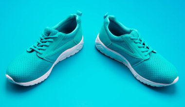 Mavi arka plan ve ayakkabı eğitimi için bir çift ayakkabı.