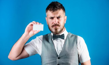 Sayar ilk izlenim. İş kartı tutan sakallı adam. Banka kartı ile iş adamı. Kredi kartı ile hippi. Kişi bilgilerinizi kopya alanı için boş oyun kağıdı.