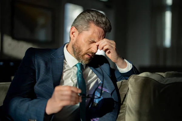 frustrated businessman suffering from migraine at home. frustrated businessman has migraine during the day. frustrated businessman has migraine pain. photo of frustrated businessman has migraine.