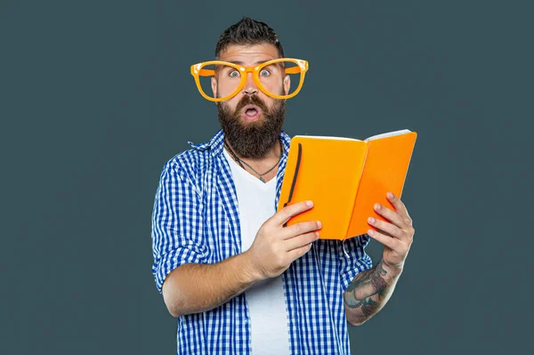 Удивил Забавный Бородатый Мужчина Очках Чтения Книги — стоковое фото