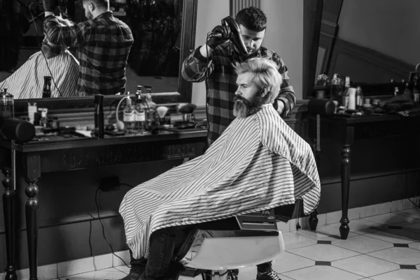Barber Busy Concentrated Process Styling Hair Impossible Modify Proceedings Man — Foto de Stock