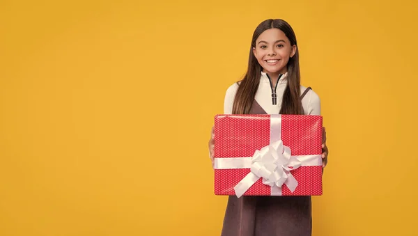 Happy Girl Present Box Yellow Background — стоковое фото