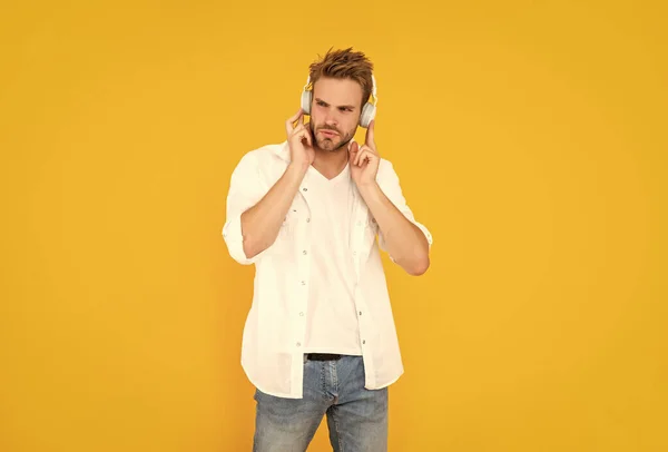 Een Man Met Een Moderne Koptelefoon Online Onderwijs Terug Naar — Stockfoto