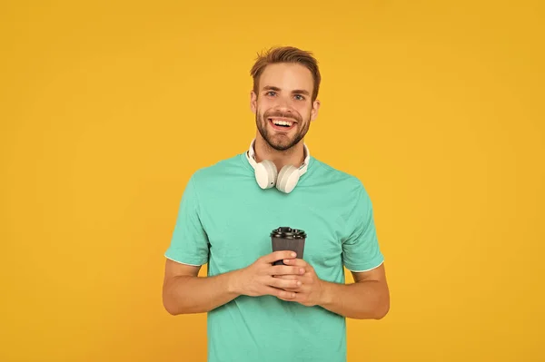 Homem Feliz Fones Ouvido Modernos Com Xícara Café Educação Online — Fotografia de Stock