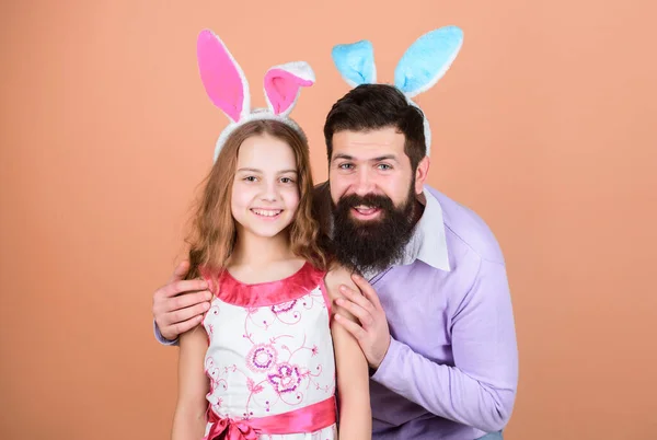 Rodina Otec Dcera Nosí Zajíček Uši Otec Dítě Slaví Velikonoce — Stock fotografie
