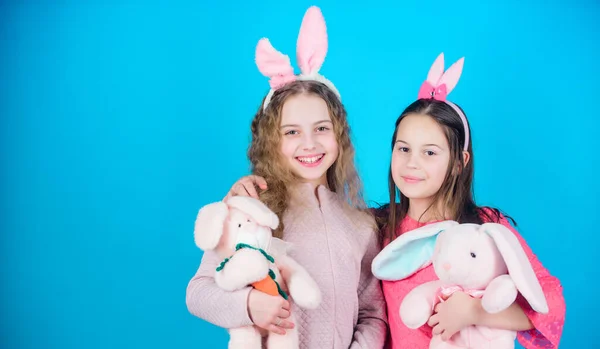 Egg Hunt Family Sisterhood Spring Holiday Party Little Girls Hare — Stock Photo, Image