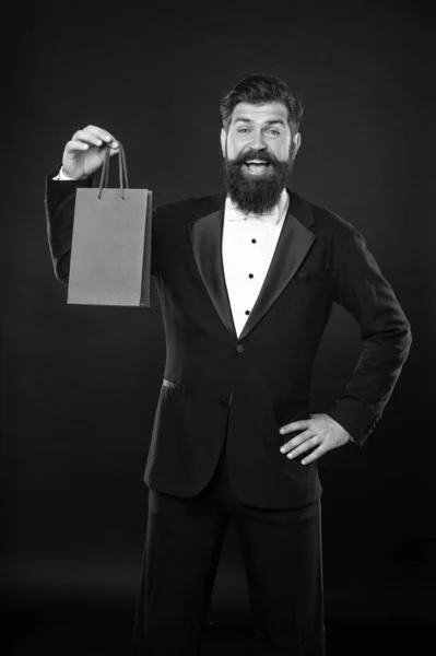 Überraschte Mann Smoking Fliege Formalwear Auf Schwarzem Hintergrund Mit Einkaufstasche — Stockfoto