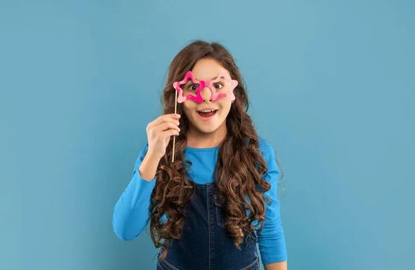 Šťastný Dospívající Dívka Kudrnaté Vlasy Držet Strana Příslušenství Brýlí Dětství — Stock fotografie
