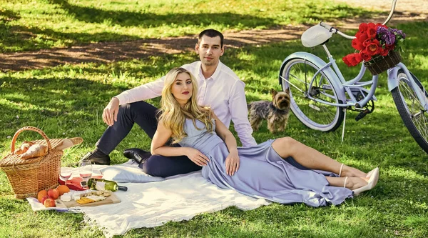 可爱的夫妇 女人和男人躺在公园里享受这一天 情人节野餐 和狗在公园里浪漫的野餐 可爱的情侣在毛毯上约会 露营的概念 恋爱中的夫妻复古自行车 — 图库照片