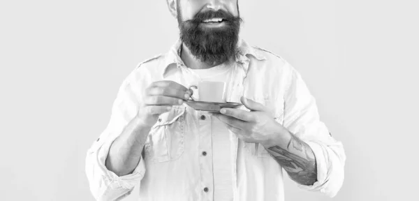 Przycięty Hipster Brodą Trzymający Kubek Kawy Żółtym Tle Cappuccino — Zdjęcie stockowe