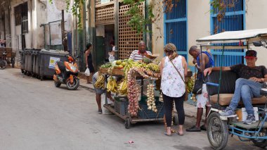 Havana, Küba - 2 Mayıs 2019: Kübalı satıcı Old Havana 'daki sokak sebze dükkanında.