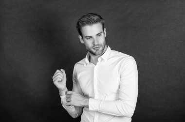 Siyah arka planda gömlekli genç adam, moda.