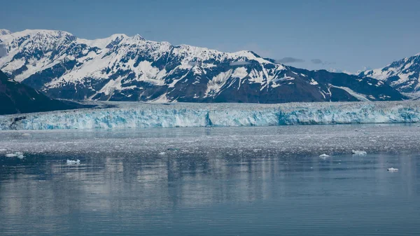 산으로 바다의 풍경에서 분리되고 얼음이 됩니다 빙하만의 눈덮인 꼭대기 허버드 — 스톡 사진