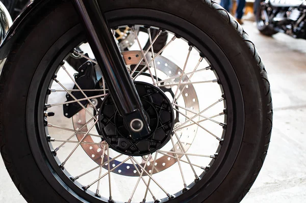 带橡胶轮胎自行车零件的详细轮毂 — 图库照片