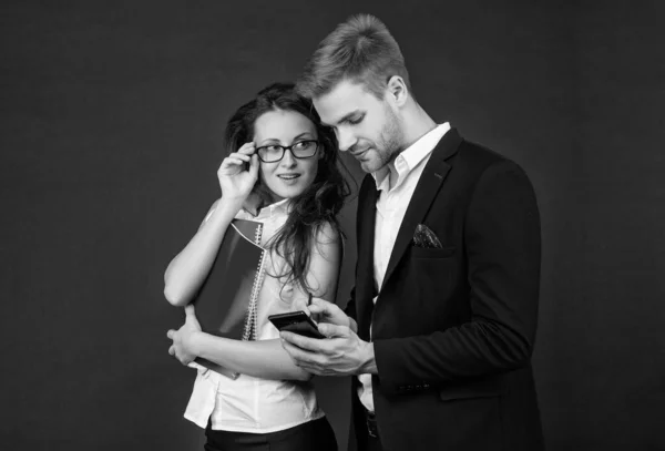 Mujer Negocios Mirando Hombre Negocios Utilizando Teléfono Móvil Para Comunicación —  Fotos de Stock