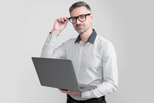 眼镜行业的成熟创业者 在灰色背景的计算机上工作 — 图库照片