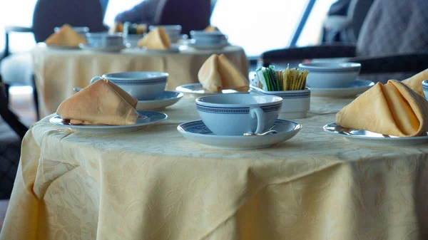 Стол Подается Скатертью Скатертью Чайная Посуда Сложенная Салфетка Тарелках Сахарными — стоковое фото
