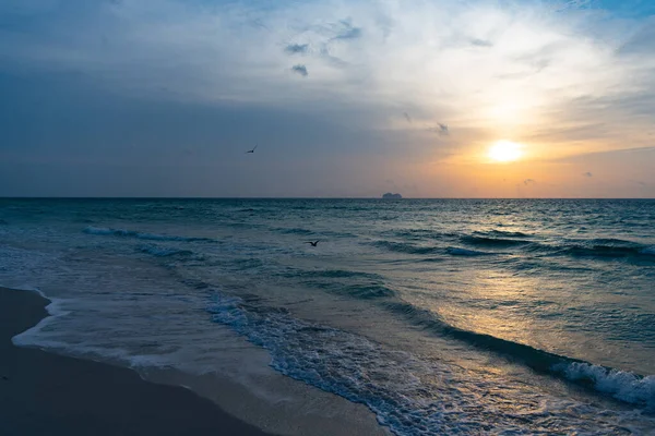 日の出の風光明媚な風景の地平線の写真 日の出の海の地平線 日の出には夏の海の地平線 日の出の空の海の地平線 — ストック写真