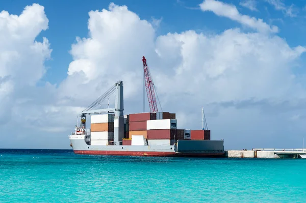 货轮的港口形象 有货轮停泊 在海景港停泊货船 在绿松石水上停泊货船的港口 — 图库照片