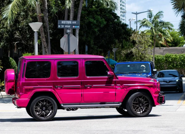 Miami Beach Florida Usa April 2021 Pink Metallic Mercedes Benz — 图库照片