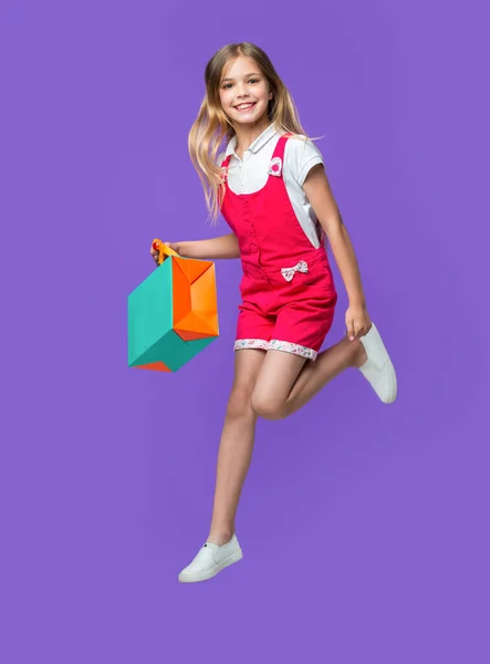 Tiener Meisje Springen Het Winkelen Achtergrond Foto Van Tiener Meisje — Stockfoto