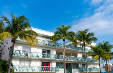 Miami Güney Sahili Okyanus Binası Mimarisi. Miami 'de cephe mimarisi inşa etmek. Bina mimarisi. Şehir merkezindeki ön cephe mimarisi.
