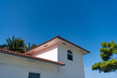 Konut binasının fotoğrafı. İkametgah evi. Açık alanda bir apartman. konut binası