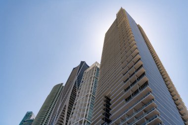 Mavi gökyüzünde yüksek gökdelen mimari binası. Metropolis 'teki gökdelen mimari binası. Miami 'deki gökdelen mimari binası. Gökdelen mimari binasının fotoğrafı.
