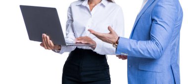 Beyaz arka planda izole edilmiş iki bağımsız online iş. Stüdyoda serbest iş. Bilgisayarla serbest iş. Serbest çalışan internet iş adamlarının fotoğrafı bilgisayarı tutuyor.