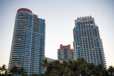 Gökdelen mimari binasının görüntüsü. Mavi gökyüzünde yüksek gökdelen mimarisi. Gökdelen mimarisi açık havada. Miami 'deki gökdelen mimarisi.