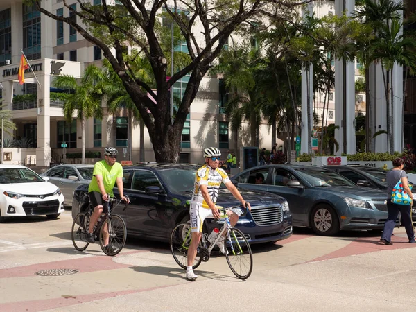 マイアミ フロリダUsa 2015年12月26日 自転車で通りに乗る上でサイクリスト — ストック写真