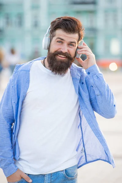 Θετικός Άνθρωπος Hipster Ακουστικά Μουσικής Έξω Άνθρωπος Hipster Ακουστικά Μουσικής — Φωτογραφία Αρχείου
