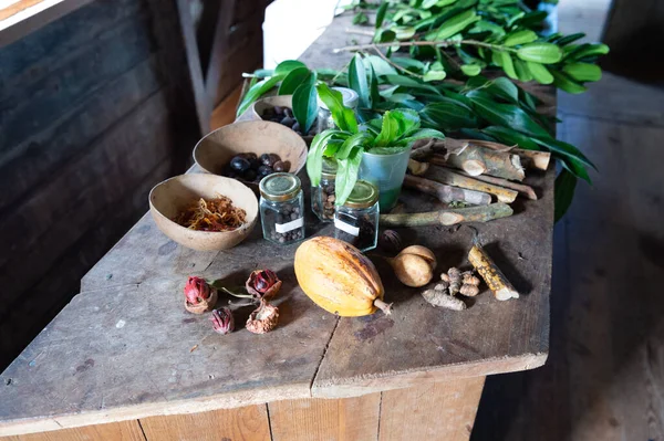 Organikus Fűszerek Asztalon Fűszerek Választékban Természetes Egészséges Fűszerek Gyógynövények Fűszerek — Stock Fotó