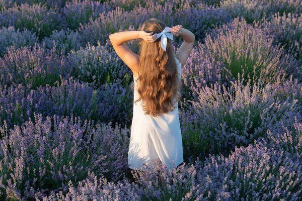 Teenager Mädchen Lavendelblüten Mit Langen Haaren Freien Teenager Mädchen Lavendelfeld — Stockfoto