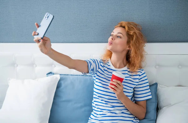 Positieve Vrouw Blogger Met Koffie Maken Selfie Telefoon Selfie Tijd — Stockfoto
