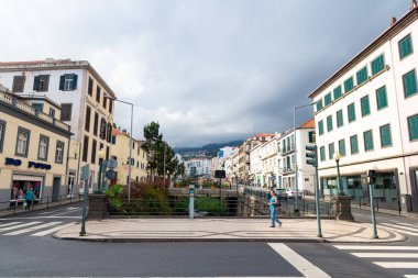 Funchal, Madeira - 27 Mart 2016: Manzaralı sokak yolu.
