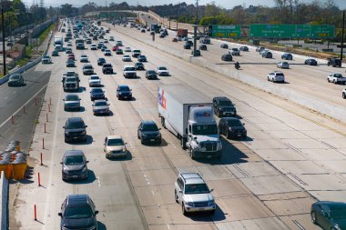 Los Angeles, Kaliforniya ABD - 30 Mart 2021: Otoyol trafiği ile 405.