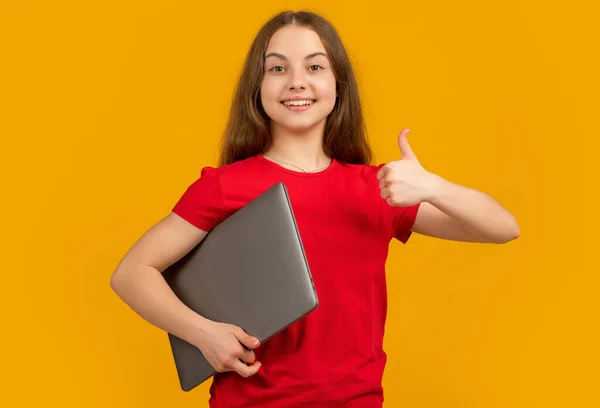 Menina Feliz Com Laptop Fundo Amarelo Polegar Para Cima — Fotografia de Stock