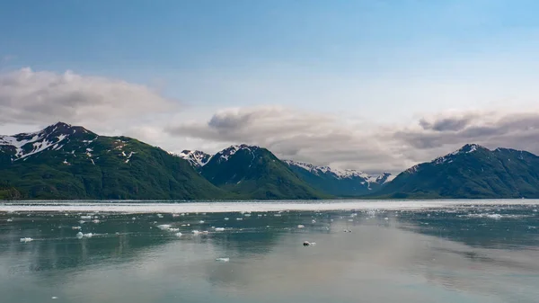 山の海岸自然景観 米国アラスカ州のハバード氷河の性質 雪の山のピーク氷河氷の海の水の自然と緑の山の斜面での風景 氷河湾の自然 — ストック写真