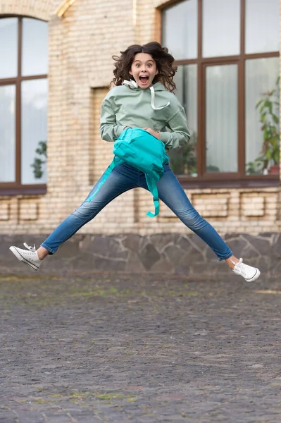 Foto Menina Escola Surpresa Saltar Infância Com Mochila Escola Menina — Fotografia de Stock