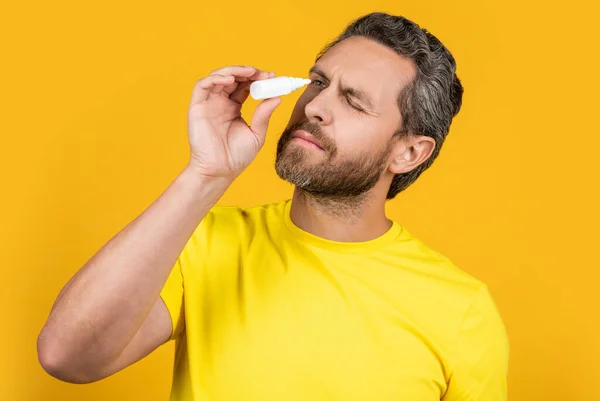 Mann Mit Augenarznei Isoliert Auf Gelb Mann Mit Augenheilkunde Hintergrund — Stockfoto
