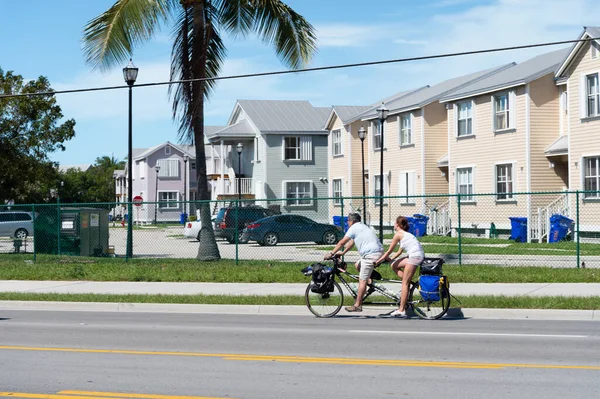 Уэст Флорида Сша Февраля 2016 Года Велосипедист Двойном Велосипеде Улице — стоковое фото