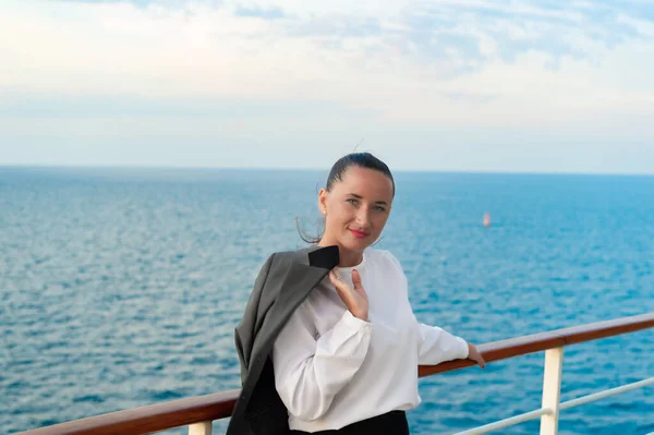 Mujer Positiva Tiene Viaje Negocios Barco Mujer Tiene Viaje Negocios — Foto de Stock
