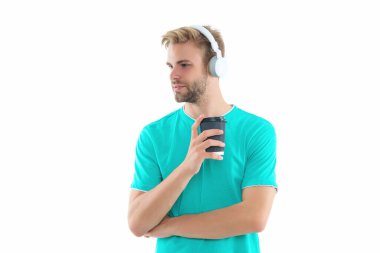 Bin yıllık kulaklıklı adam stüdyoda kahve tutuyor. Kulaklıkla milenyum fotoğrafı. Bin yıllık kulaklıklı bir adam beyaza izole edilmiş. Bin yıllık kulaklıklı bir adam..