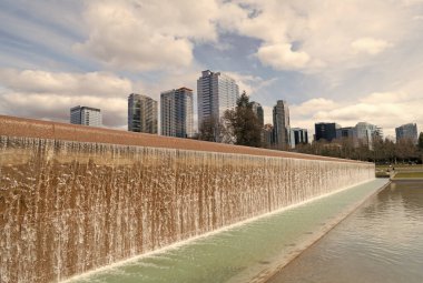 Seattle, Washington D.C. ABD - 2 Nisan 2021: Seattle Kerry Parkı Düşen sular ve gökdelen binaları manzaralı.