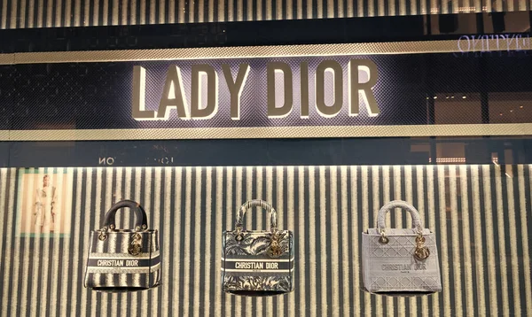 Μαϊάμι Ηπα Μαρτίου 2021 Φωτίζεται Lady Dior Shopwindow Εμφανίζει Τσάντες — Φωτογραφία Αρχείου