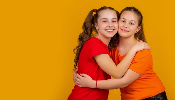 Niños Felices Abrazándose Sobre Fondo Amarillo Hermandad —  Fotos de Stock